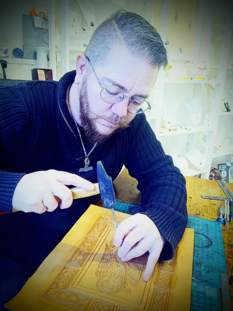 Alix Montrieux dans son atelier d'art à Trôo